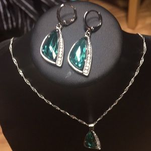 Women’s necklace and earring set